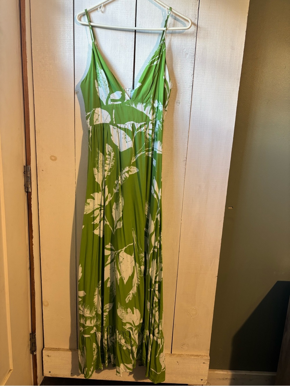 Sleeveless Green Floral Maxi Dress with White Leaf Print